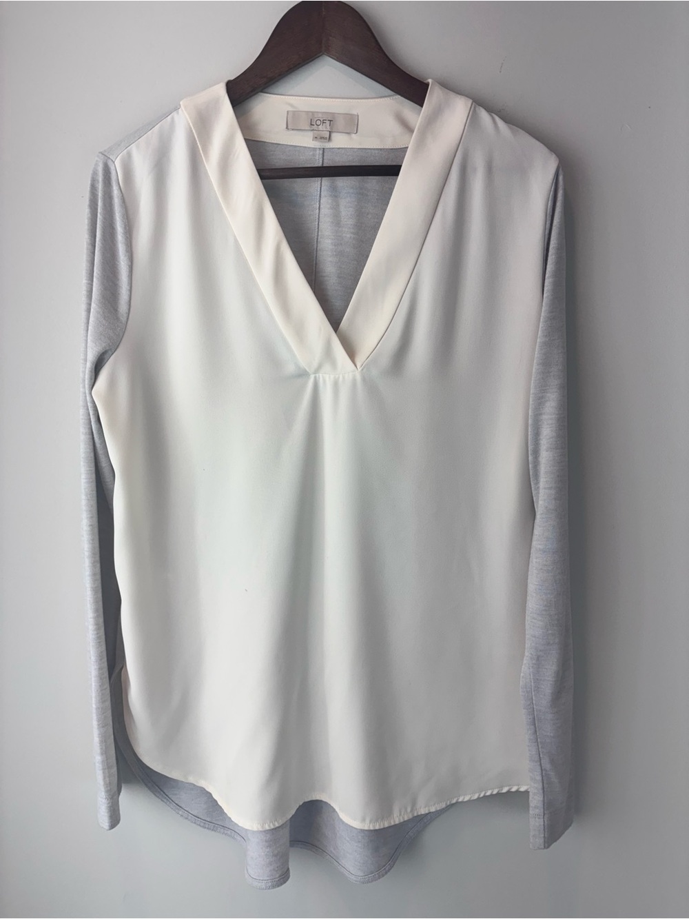 LOFT Ann Taylor Women’s Medium White Gray Colorblock Long Sleeve V Neck Blouse